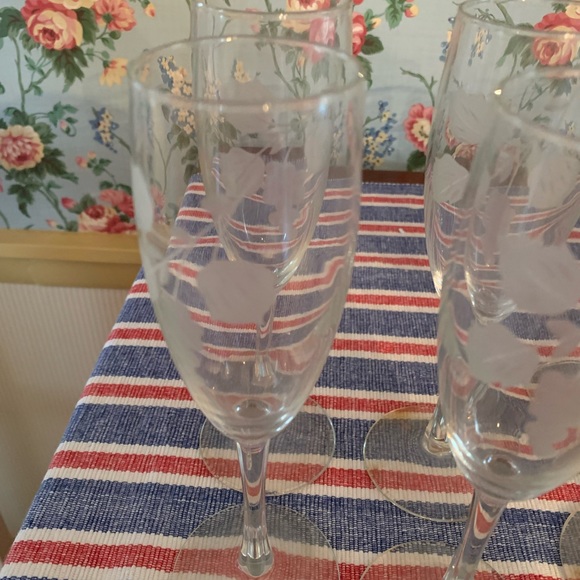 Set of 4 each wine and champagne Pfaltzgraff glasses. - Picture 3 of 4